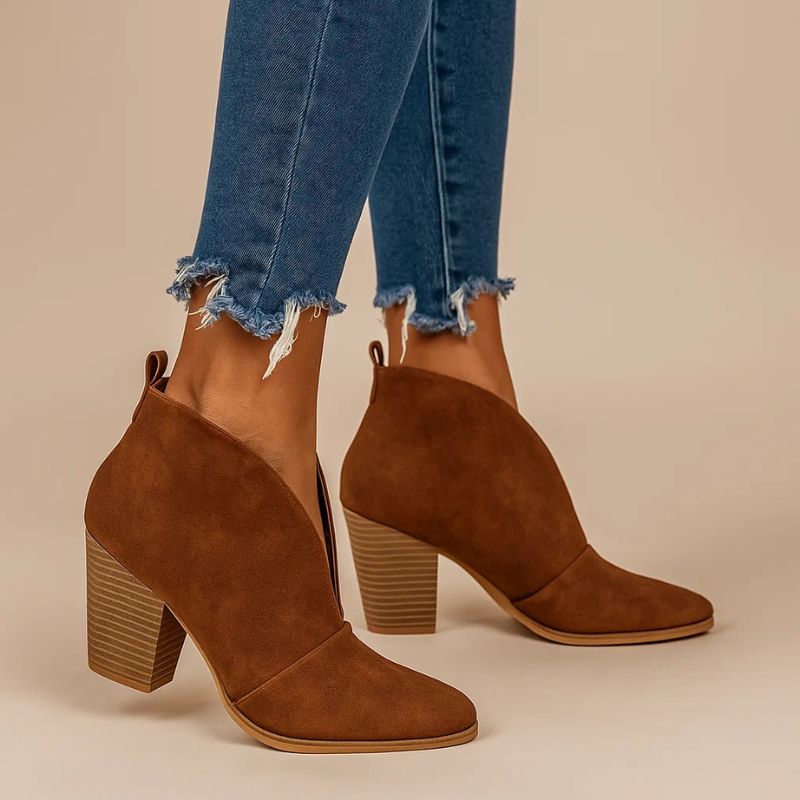 CATALINA | BOTINES CON CORTE EN V