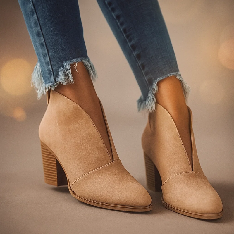 CATALINA | BOTINES CON CORTE EN V
