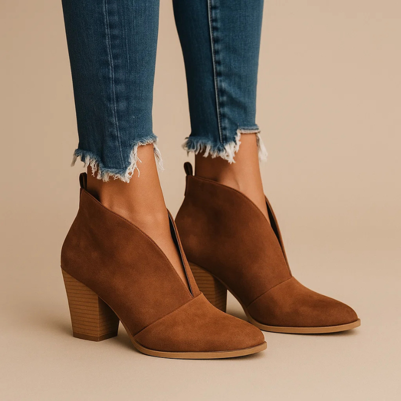 CATALINA | BOTINES CON CORTE EN V