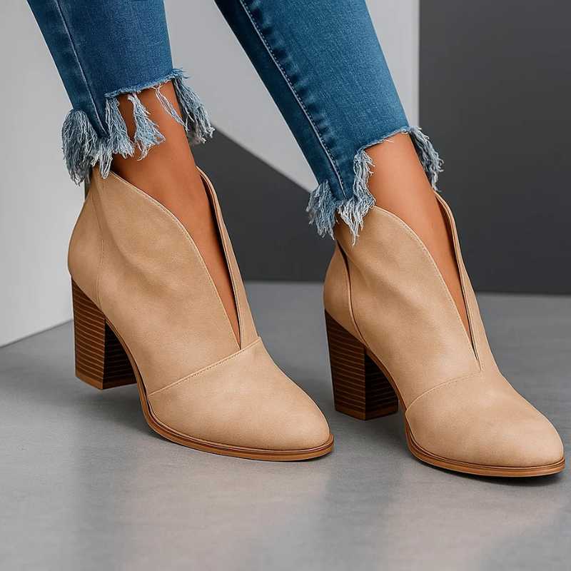 CATALINA | BOTINES CON CORTE EN V