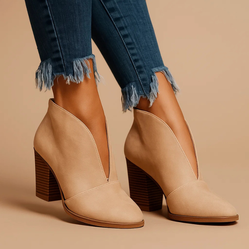 CATALINA | BOTINES CON CORTE EN V