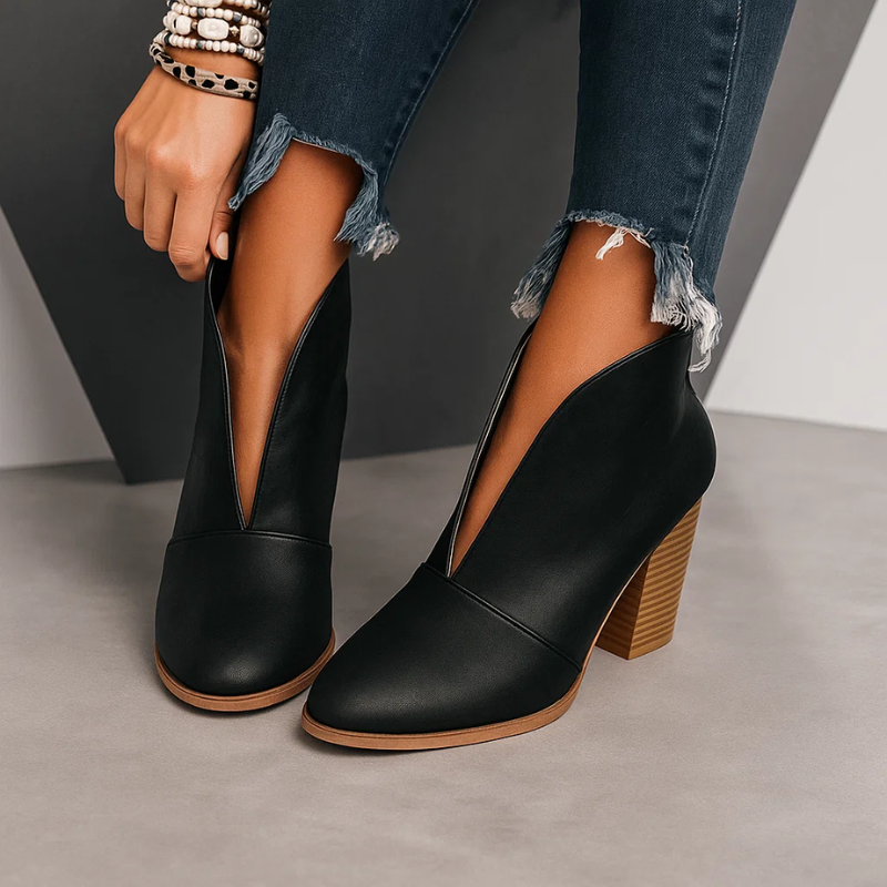 CATALINA | BOTINES CON CORTE EN V