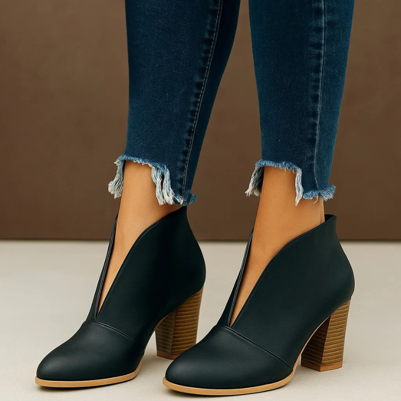 CATALINA | BOTINES CON CORTE EN V