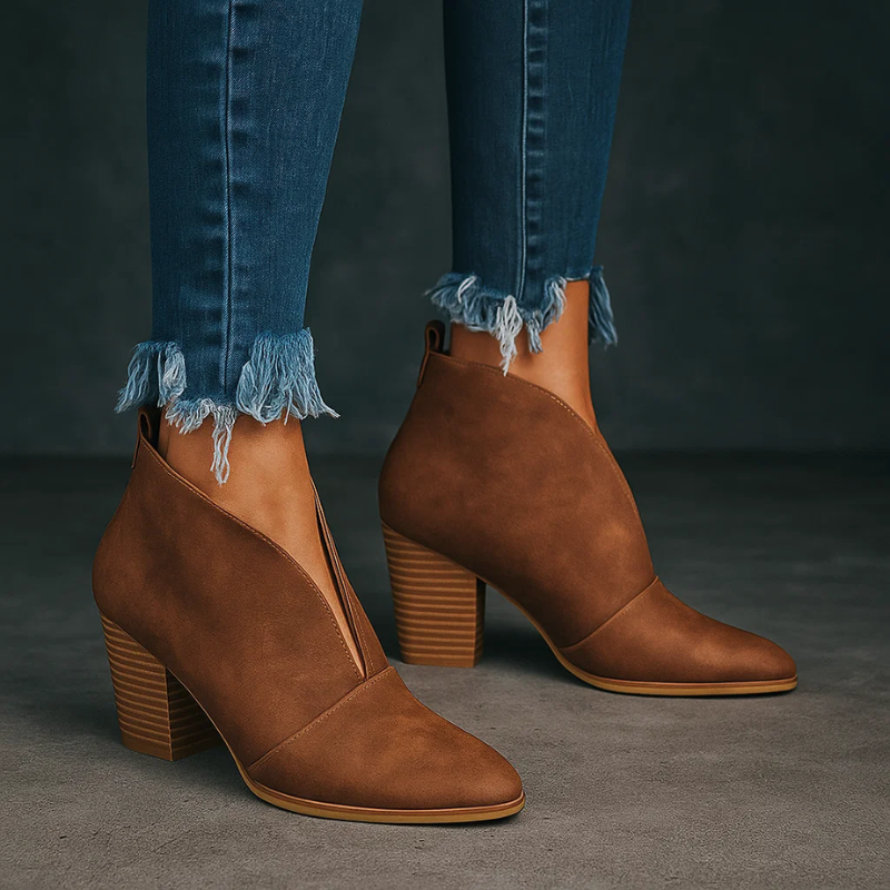 CATALINA | BOTINES CON CORTE EN V
