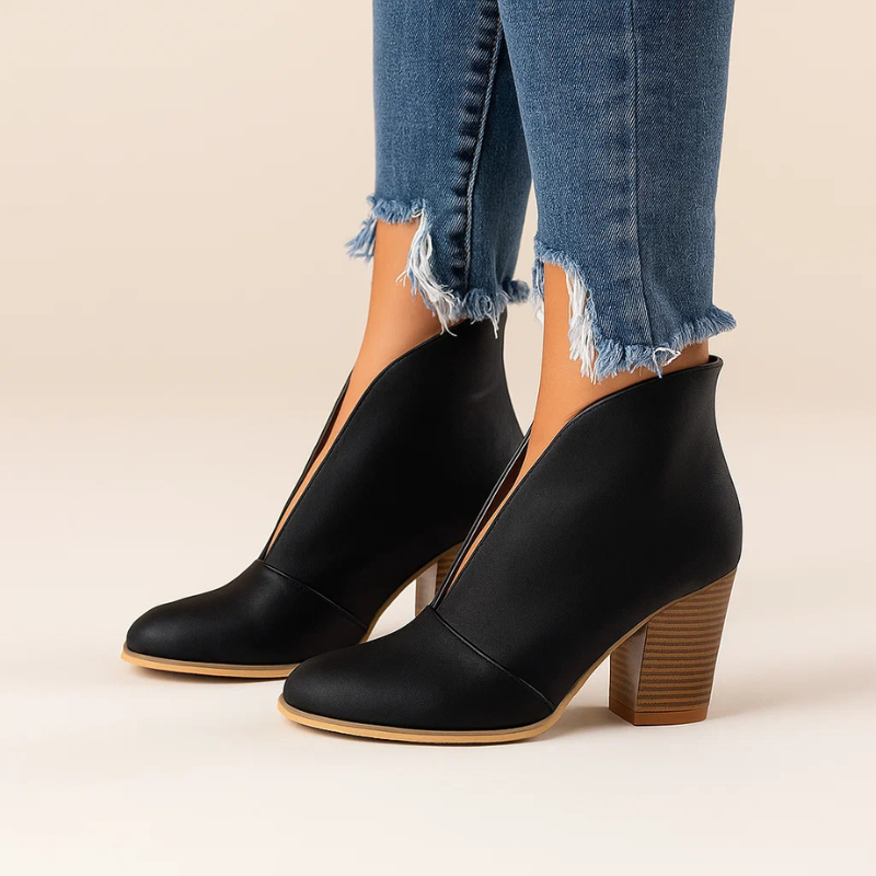 CATALINA | BOTINES CON CORTE EN V