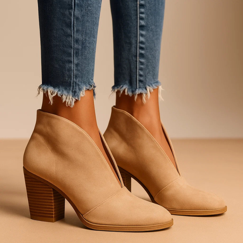 CATALINA | BOTINES CON CORTE EN V