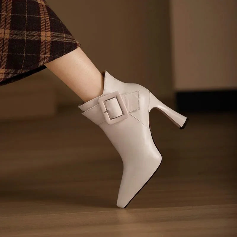 VALENZA | BOTINES CON MAXI HEBILLA