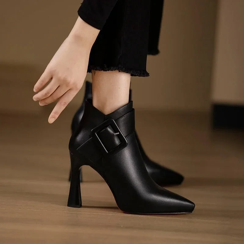 VALENZA | BOTINES CON MAXI HEBILLA